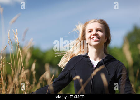 Giovani e ragazze felici nel campo Foto Stock