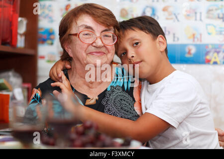 Nipote e nonna Foto Stock