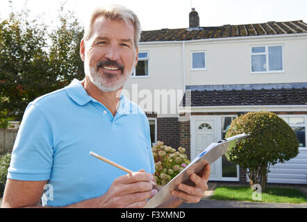 Builder Preparare preventivo per esterno Home Improvement Foto Stock