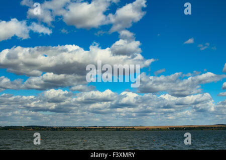 Splendido panorama sul fiume e la magia del cielo con le nuvole Foto Stock