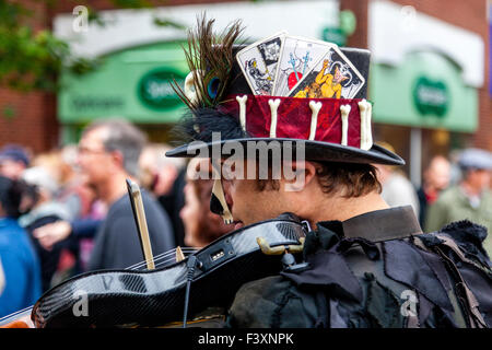 Morris ballerini da Mythago Morris gruppo eseguire in Lewes High Street durante la Città annuale Festival Folk, Lewes, Sussex, Regno Unito Foto Stock