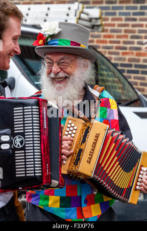 Morris i lati di eseguire al di fuori della Snowdrop Pub in Lewes durante la Città annuale Festival Folk, Lewes, Sussex, Regno Unito Foto Stock