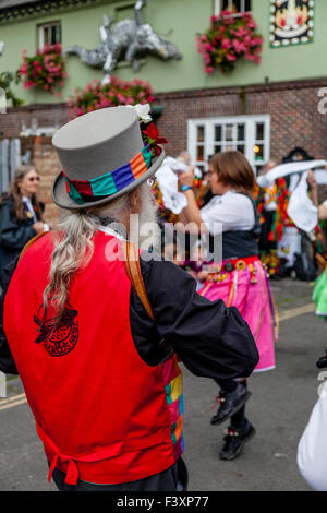 Morris i lati di eseguire al di fuori della Snowdrop Pub in Lewes durante la Città annuale Festival Folk, Lewes, Sussex, Regno Unito Foto Stock