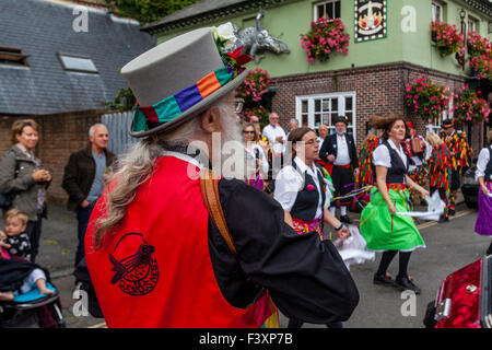 Morris i lati di eseguire al di fuori della Snowdrop Pub in Lewes durante la Città annuale Festival Folk, Lewes, Sussex, Regno Unito Foto Stock