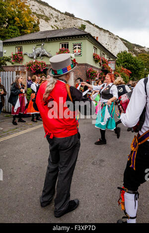 Morris i lati di eseguire al di fuori della Snowdrop Pub in Lewes durante la Città annuale Festival Folk, Lewes, Sussex, Regno Unito Foto Stock