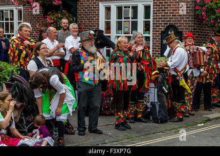 Morris i lati di eseguire al di fuori della Snowdrop Pub in Lewes durante la Città annuale Festival Folk, Lewes, Sussex, Regno Unito Foto Stock