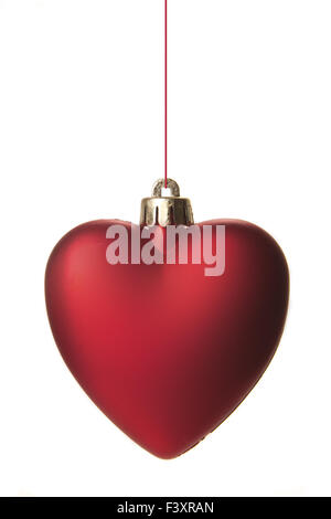 Red palla di Natale come cuore appeso isolato Foto Stock