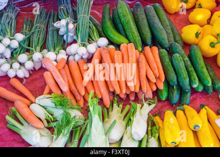 Diversi ortaggi per la vendita su un mercato Foto Stock