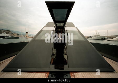 AJAXNETPHOTO. 28 SETT 2003. MONTE CARLO, monaco. - Bombardiere STEALTH O SUPER YACHT? - L'estremità anteriore della nuova Wally Power 118 TRIPLE TURBINA A GAS POWERED motor yacht. Foto:JONATHAN EASTLAND/AJAX. REF:31009/13 Foto Stock