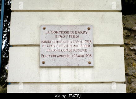 AJAXNETPHOTO. LOUVECIENNES, Francia. - Placca SULLE PORTE DI LE PAVILLON DE MUSIQUE FONDATA DA LA COMTESSE DU BARRY (1743-1793). Foto:JONATHAN EASTLAND/AJAX REF:R60904 294 Foto Stock