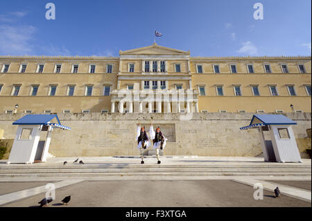 Evzones davanti al Parlamento Greco Atene Foto Stock