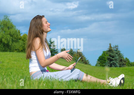 Ragazza memorizzare qualcosa sul suo tablet Foto Stock