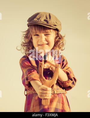 Funny kid riprese slingshot in legno Foto Stock