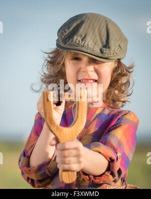 Funny kid riprese slingshot in legno Foto Stock