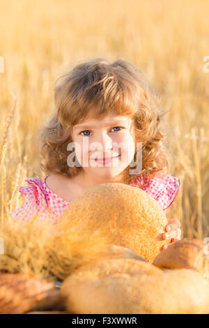 Bambino felice pane di contenimento Foto Stock