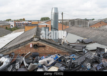 I rottami su un tetto di fabbrica a Cheshunt, Herts Foto Stock