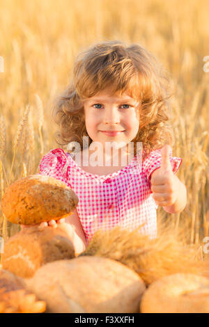 Bambino felice pane di contenimento Foto Stock