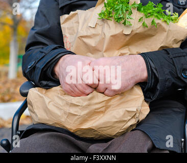 Uomo disabile che fa la sua spesa Foto Stock