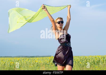 Donna con sciarpa che fluttua nel vento Foto Stock