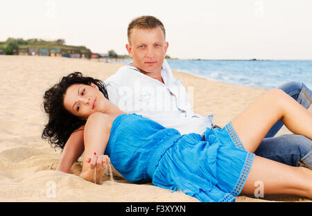 Giovane coppia romantica sulla spiaggia Foto Stock