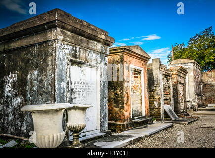 Storica e leggendaria al di sopra del suolo cripte nel più antico e famoso St. Louis numero uno nel cimitero di New Orleans, LA Foto Stock