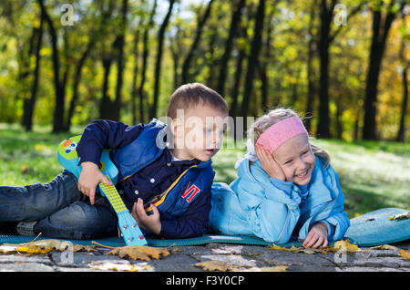 Fratello e Sorella giocando in un parco Foto Stock