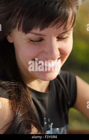 Tagliate il ritratto di una donna ridere Foto Stock