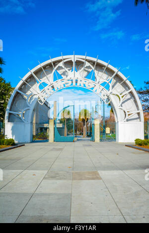 Il cancello di ferro circolare e l'arco di metallo di ingresso al Louis Armstrong Park nella zona di Treme di New Orleans, LA, USA Foto Stock