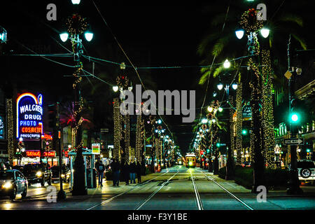 La Canal Tram di notte tra le luci al neon e le decorazioni di Natale per la rende una festosa atmosfera in New Orleans, LA Foto Stock