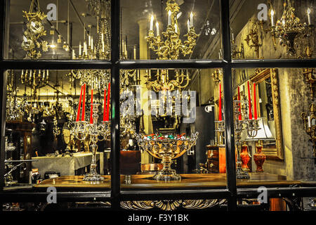 Un affascinante notte tempo finestra Storefront di antichi lampadari e illuminazione boutique nel quartiere francese, New Orleans LA Foto Stock