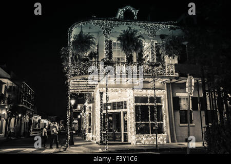 Elaborate decorazioni con luci a corda mettono in risalto un classico quartiere francese Creole Townhouse di notte, New Orleans, LA, USA, in bianco e nero Foto Stock