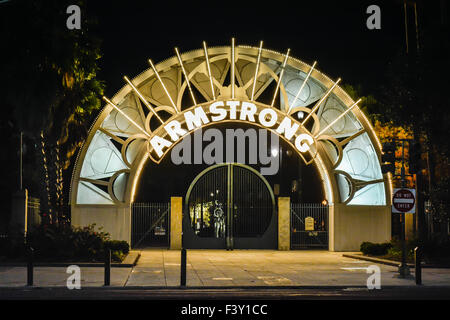 Il metallo illuminato ingresso ad arco si illumina di notte che conduce al suggestivo parco Armstrong nell'treme area di New Orleans, LA Foto Stock