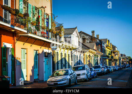 I cottage creoli colorati e altre case di stile architettonico unico fiancheggiano St. Peter Street nel quartiere Francese a New Orleans, LA, Stati Uniti Foto Stock