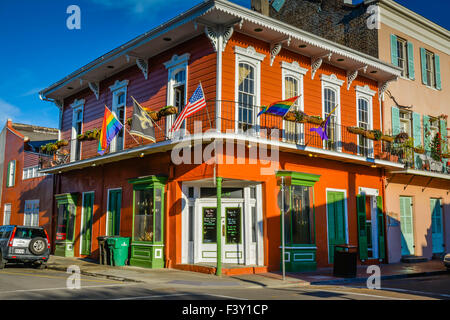 Colorato stile creolo Townhouse con rivestimento verde, ospita una taverna e overhead appartamenti nel quartiere francese, New Orleans, LA Foto Stock