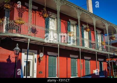 La Locanda di San Pietro in stile creolo Townhouse con ornati in ferro battuto balcone, tipico per il quartiere francese, New Orleans, LA Foto Stock