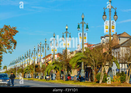 Modello ripetitivo di lampada antica post linea Rampart Street con bandiere Jazz Fest nel quartiere Treme di New Orleans, LA, Stati Uniti Foto Stock