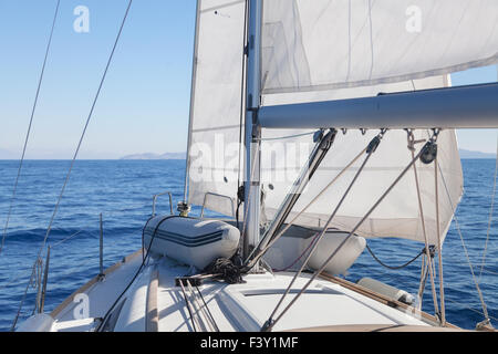 Blocchi con fune su barca a vela Foto Stock