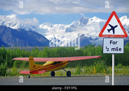 Lonely landingstrip in Alaska Foto Stock