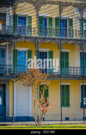 Delicatamente nero ornati di balconi in ferro battuto un telaio di stile creolo edificio cittadino vicino al Quartiere Francese, New Orleans, LA Foto Stock