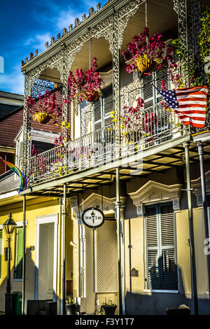 St Ann Inn, un creolo Townhouse ornato di balconi in ferro battuto e fiori appesi nel Quartiere Francese di New Orleans, LA Foto Stock