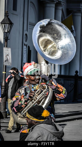 Un musicista di strada svolge una tuba indossando Santa hat in Jackson Square nel Quartiere Francese, New Orleans, LA Foto Stock