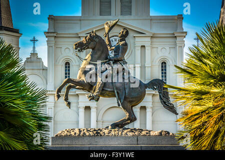 Una statua equestre del generale Andrew Jackson davanti alla Cattedrale di San Louis, del Quartiere Francese, Jackson Square New Orleans, LA Foto Stock