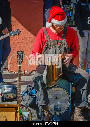 Washboard giocando Santa hat indossando musicista di strada intrattiene nel Quartiere Francese di New Orleans, LA, Foto Stock