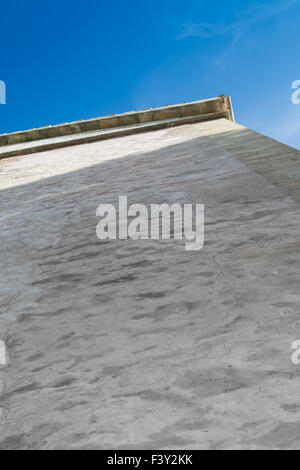 Muro di pietra e cielo blu Foto Stock