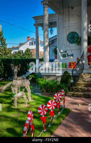 Cortile e portico arredato per le vacanze con le renne e le canne di caramella in un quartiere giardino mansion in New Orleans, LA Foto Stock