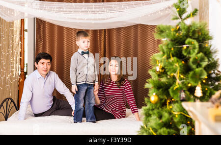 Famiglia, le vacanze, generazione, natale e concetto di persone - famiglia sorridente Foto Stock