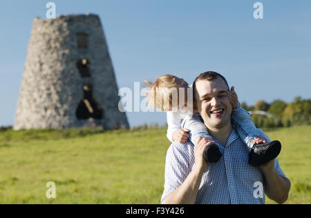 Felice giovane padre e figlio giocare insieme Foto Stock