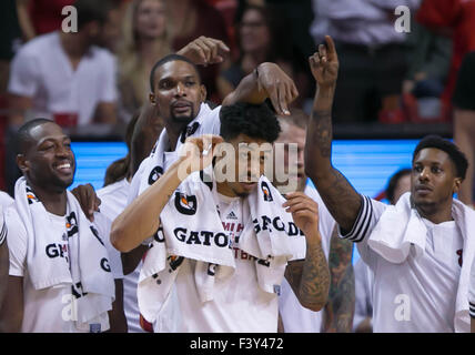 Ottobre 12, 2015 - Miami, Florida, Stati Uniti - Miami Heat guard Dwyane Wade (3), forward Chris Bosh (1), la guardia Gerald verde (14) di guardia e Mario Chalmers (15) incitare i subs in ritardo nel gioco contro le creste a AmericanAirlines Arena a Miami in Florida il 12 ottobre 2015. (Credito Immagine: © Allen Eyestone/Palm Beach post via ZUMA filo) Foto Stock