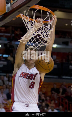 Ottobre 12, 2015 - Miami, Florida, Stati Uniti - Miami Heat guard Tyler Johnson (8) schiacciate contro le creste a AmericanAirlines Arena a Miami in Florida il 12 ottobre 2015. (Credito Immagine: © Allen Eyestone/Palm Beach post via ZUMA filo) Foto Stock