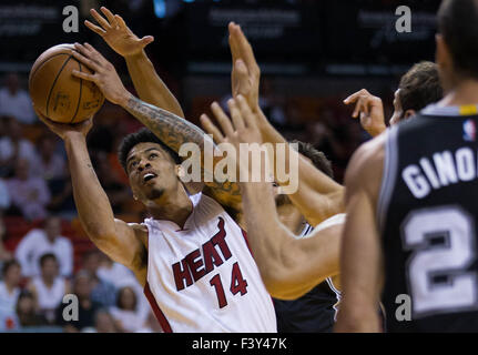 Ottobre 12, 2015 - Miami, Florida, Stati Uniti - Miami Heat guard Gerald verde (14) guarda per un colpo contro gli speroni a AmericanAirlines Arena a Miami in Florida il 12 ottobre 2015. (Credito Immagine: © Allen Eyestone/Palm Beach post via ZUMA filo) Foto Stock